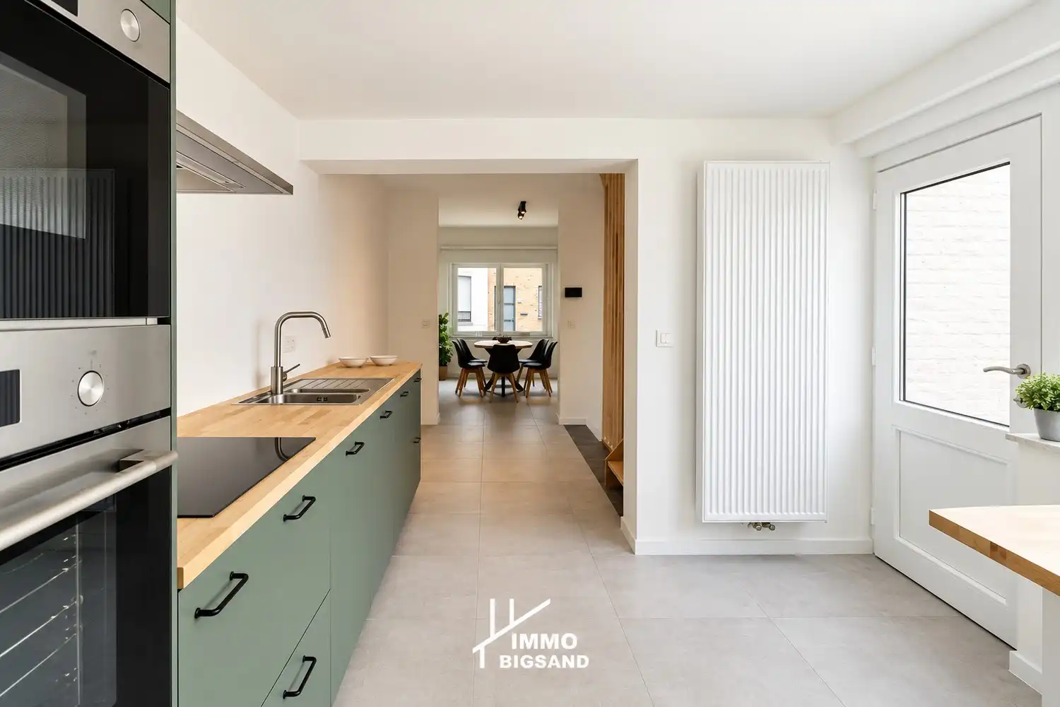 Volledig gerenoveerde woning met tuin en 3 slaapkamers met uitweg foto 3