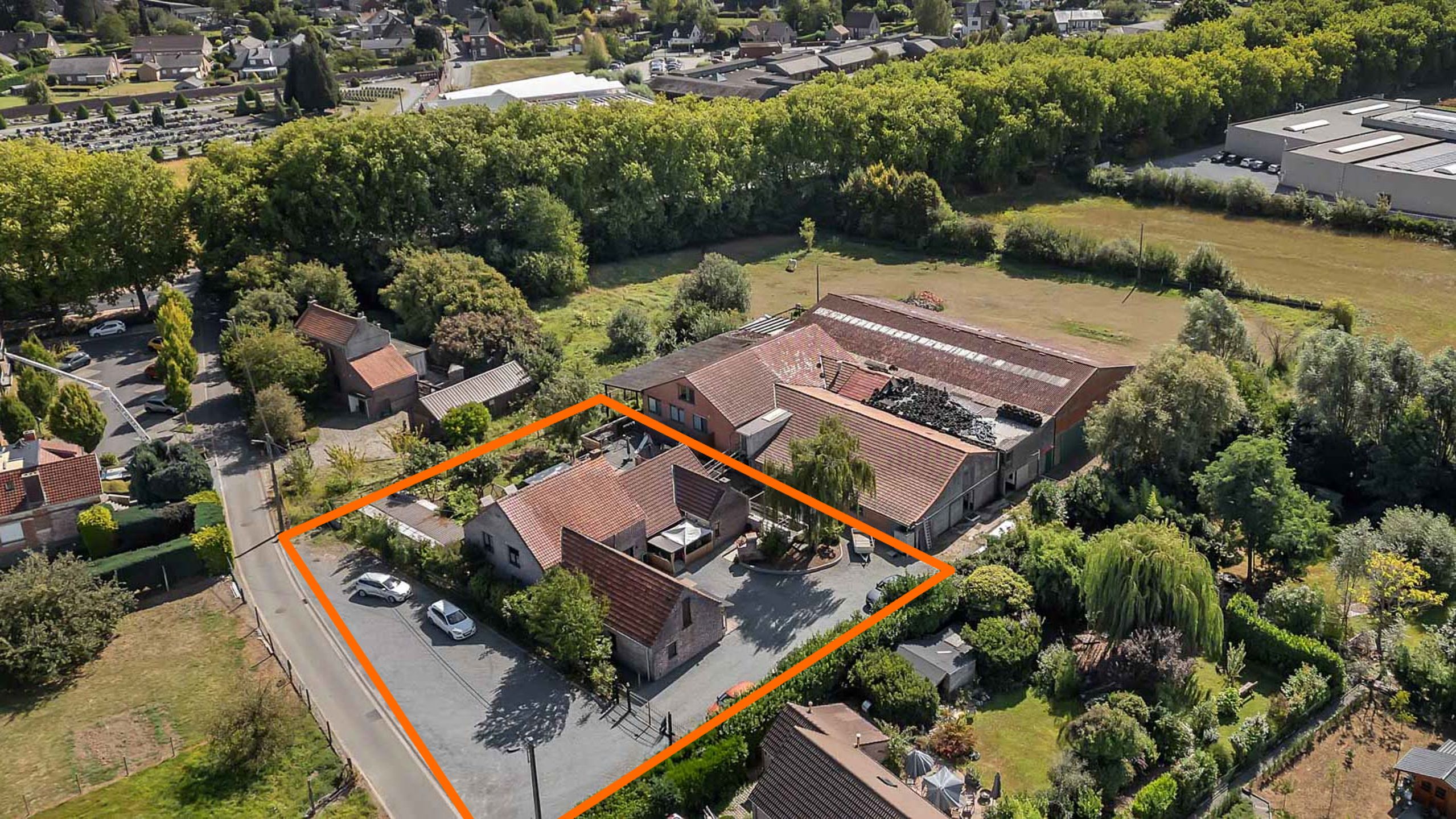 Uitzonderlijke woning met 5 slaapkamers  volledig onderkelderd foto 3