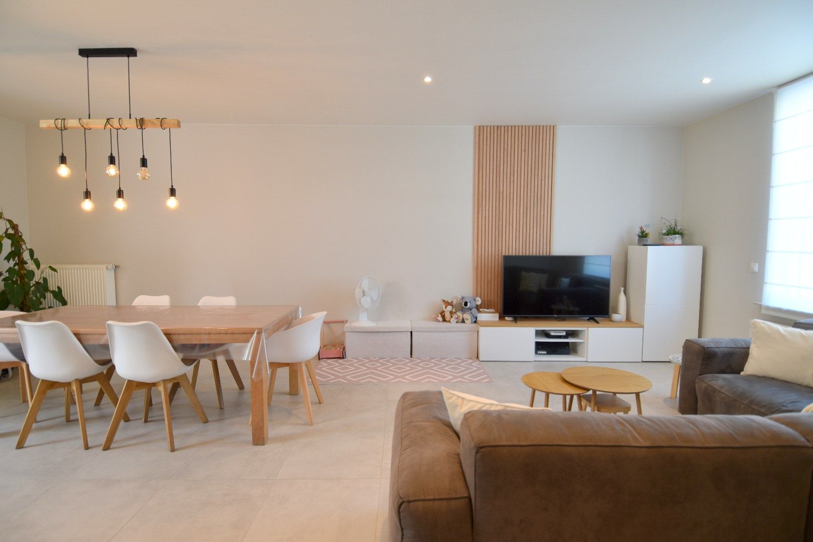 Hippe instapklare rijwoning met 3 slaapkamers en zonnige tuin te koop in Aalbeke foto 2