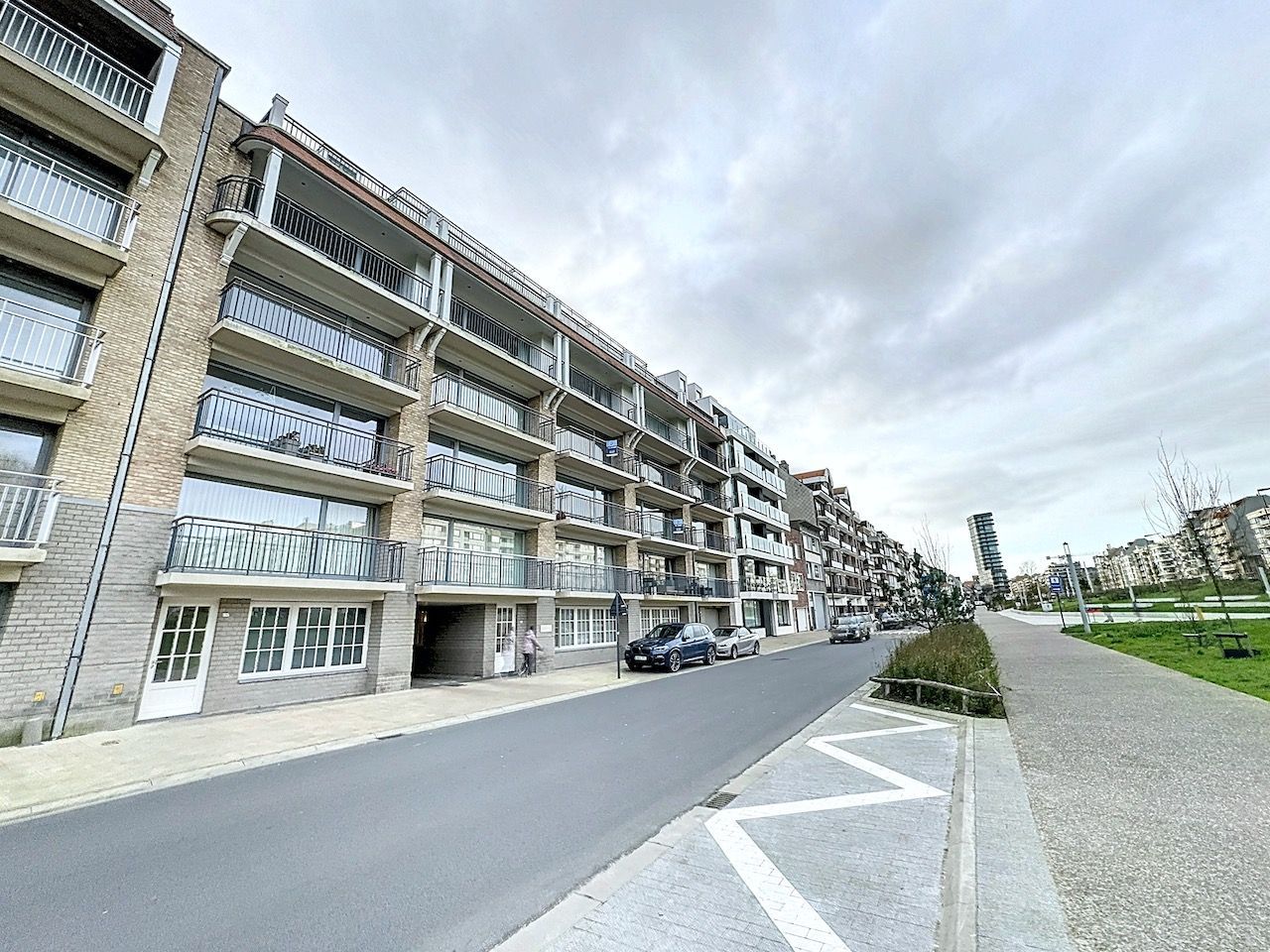 Ruim appartement met uitgestrekt zicht, gelegen aan de Knokkestraat foto 2