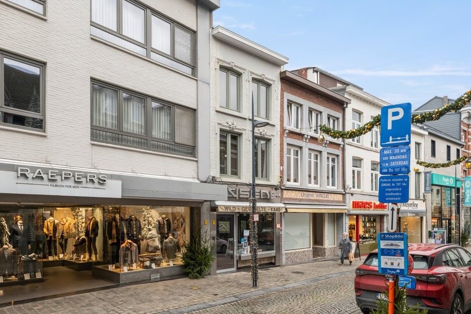 Charmant handelshuis op toplocatie in het hart van de Tongerse winkelstraat foto 2