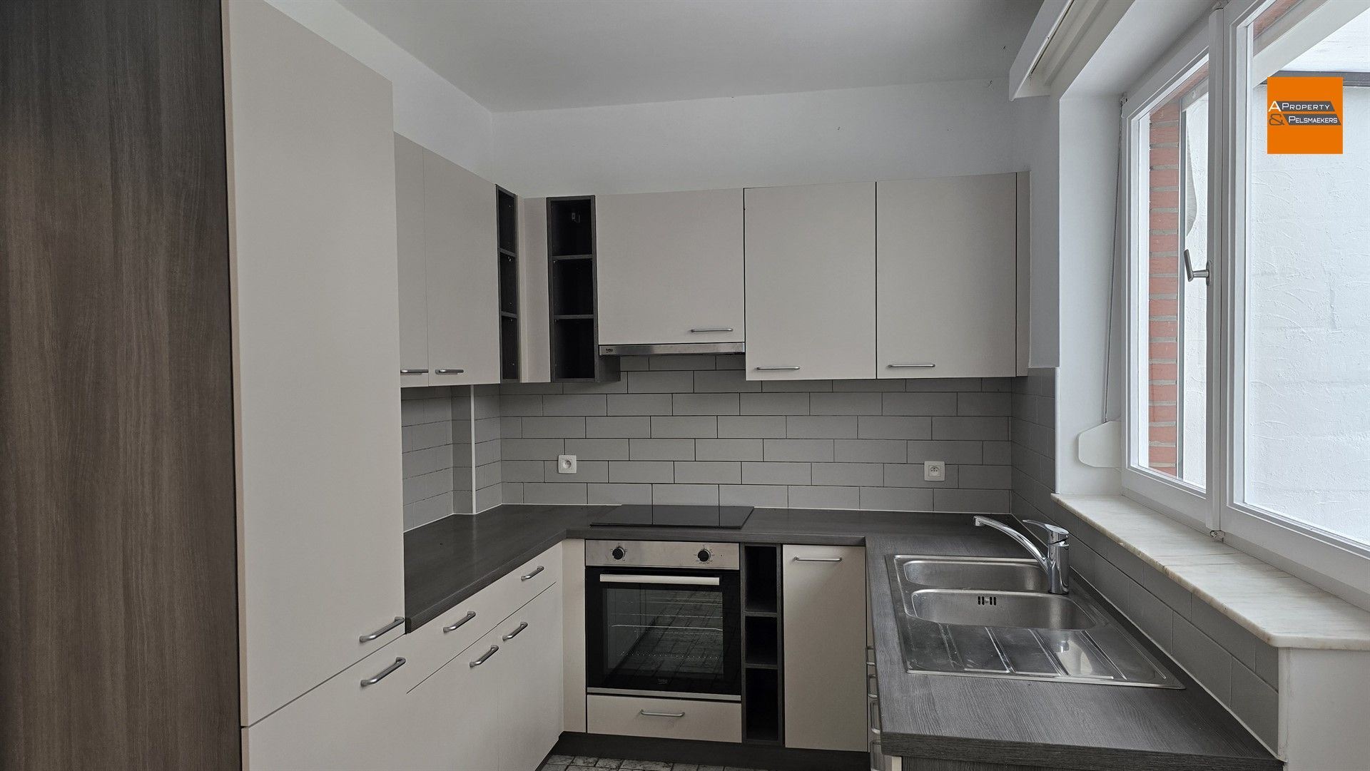 Volledig gerenoveerde woning met 4 slaapkamers en zonnige tuin in rustige wijk foto 7