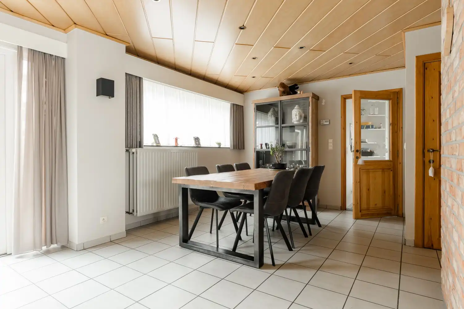 Instapklare  gezinswoning op ruim hoekperceel van 784 m² foto 8