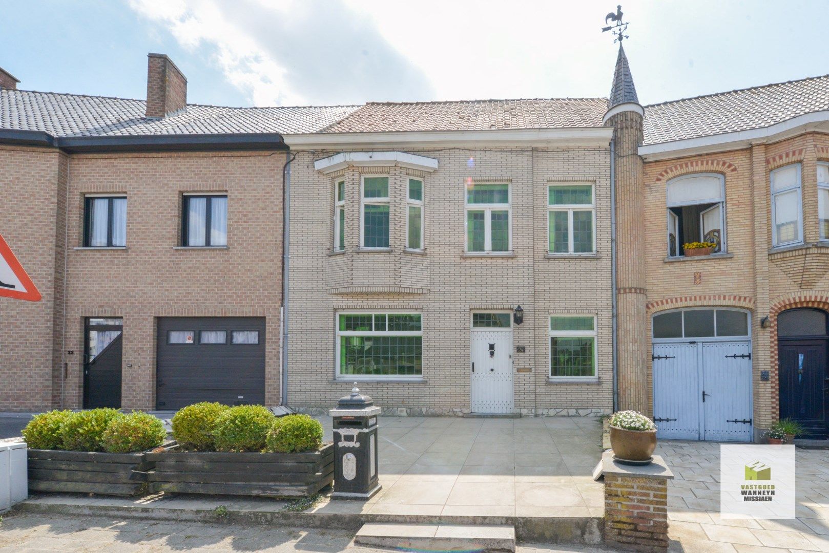 Hoofdfoto van de publicatie: Karaktervolle, te renoveren woning met 3 slaapkamers, diepe tuin, garage met uitweg.