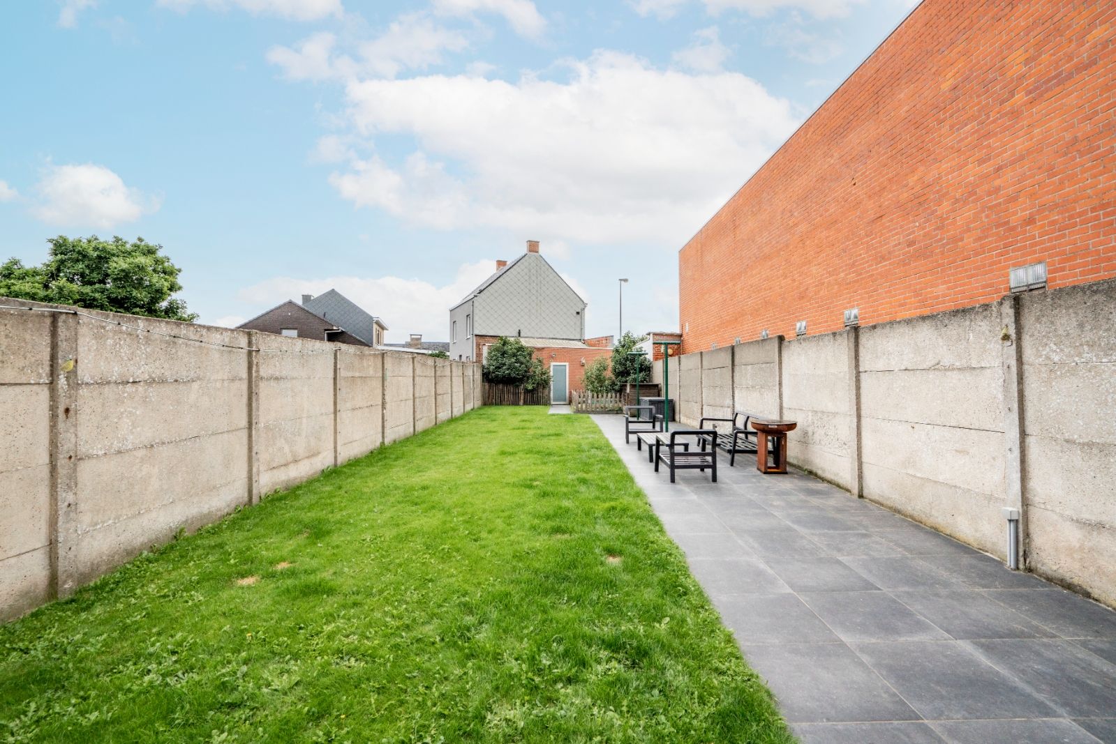 Instapklare woning met zonnepanelen en uitweg via achterliggende ruime garage! foto 16