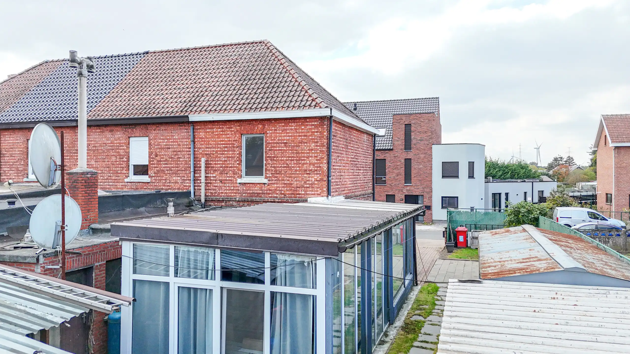 Instapklare vernieuwde woning van 170m² met 3slpks! foto 28