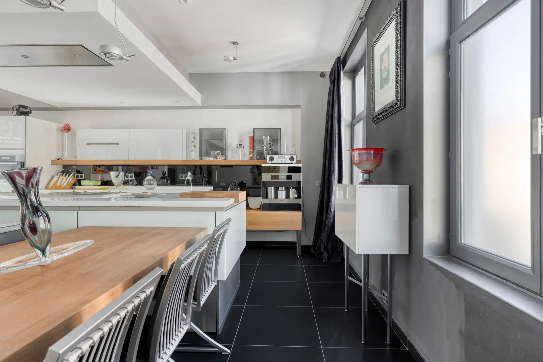 Gerenoveerde (2010) burgerwoning met dubbele garage foto 9