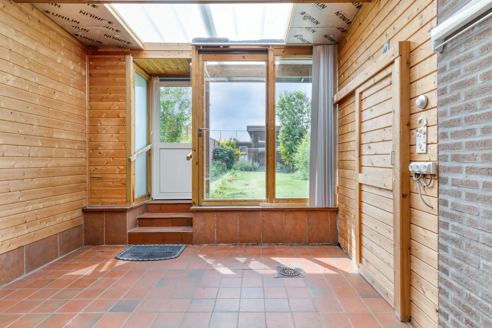 Gezellige rijwoning met grote garage, westgerichte tuin en unieke ligging in Lauwe! foto 9