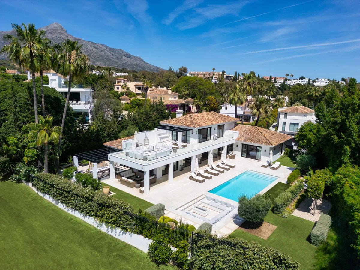 Exclusieve oase van luxe en rust: iconische villa met uitzicht op de golfbaan in hartje Nueva Andalucía foto 32