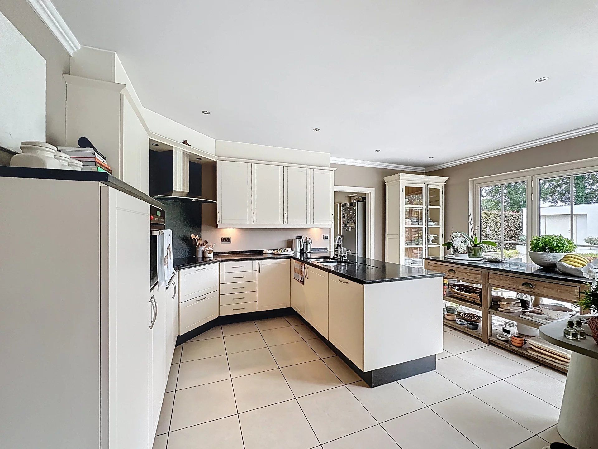 Prachtige landelijke gelegen vrijstaande woning uit 2001, gelegen op een perceel van 16a 43ca. Deze woning biedt comfort, ruimte en privacy met hoogwaardige afwerking en moderne gemakken. foto 11