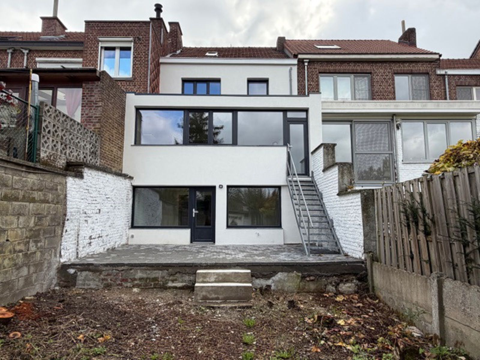 Volledig gerenoveerde woning 4 slpks garage te Tienen foto {{pictureIndex}}