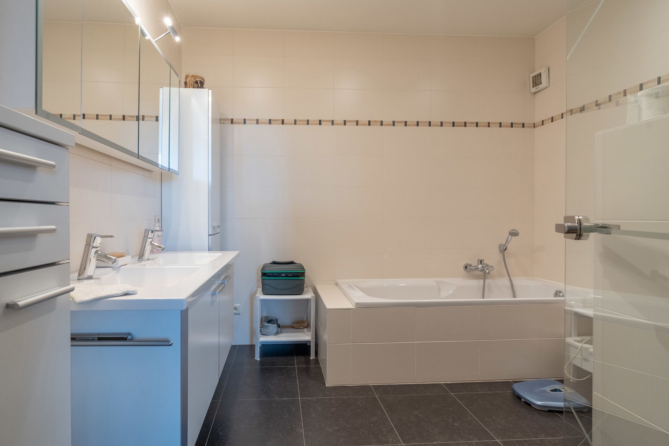 Zeer ruim appartement met o.a. 3 slaapkamers, 3 terrassen en autostaanplaats. foto 24