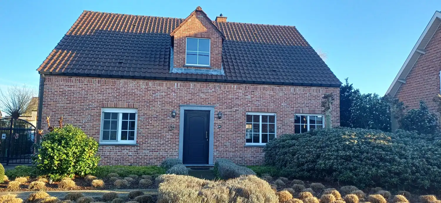 Zeer ruime gezinswoning, 4 slaapkamers, volledig onderkelderd met dubbele garage als bijgebouw foto 2