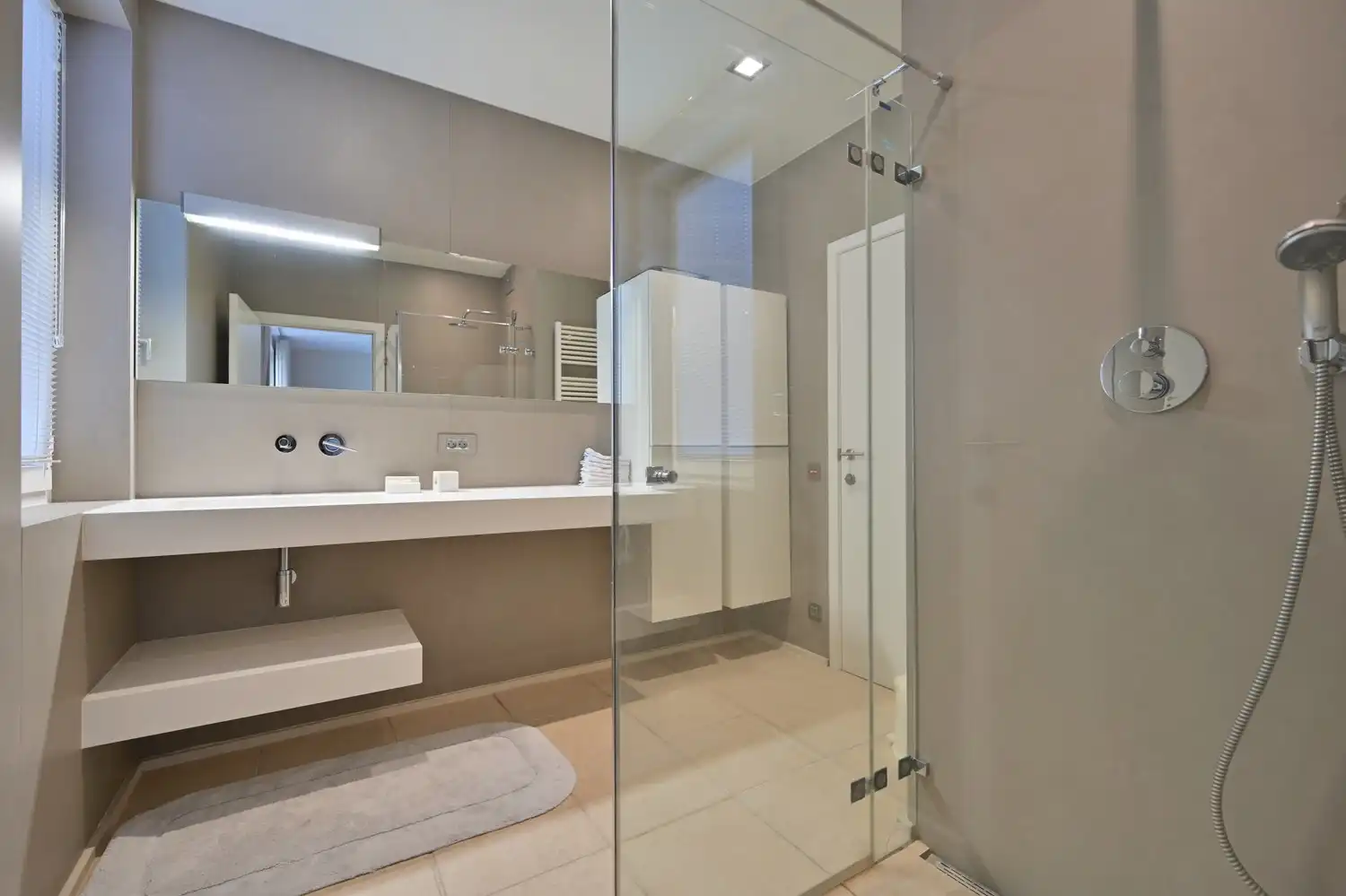 Schitterend instapklaar villa-appartement gelegen op de gelijkvloerse verdieping in een luxe residentie met binnenzwembad en gezamenlijke parktuin foto 22