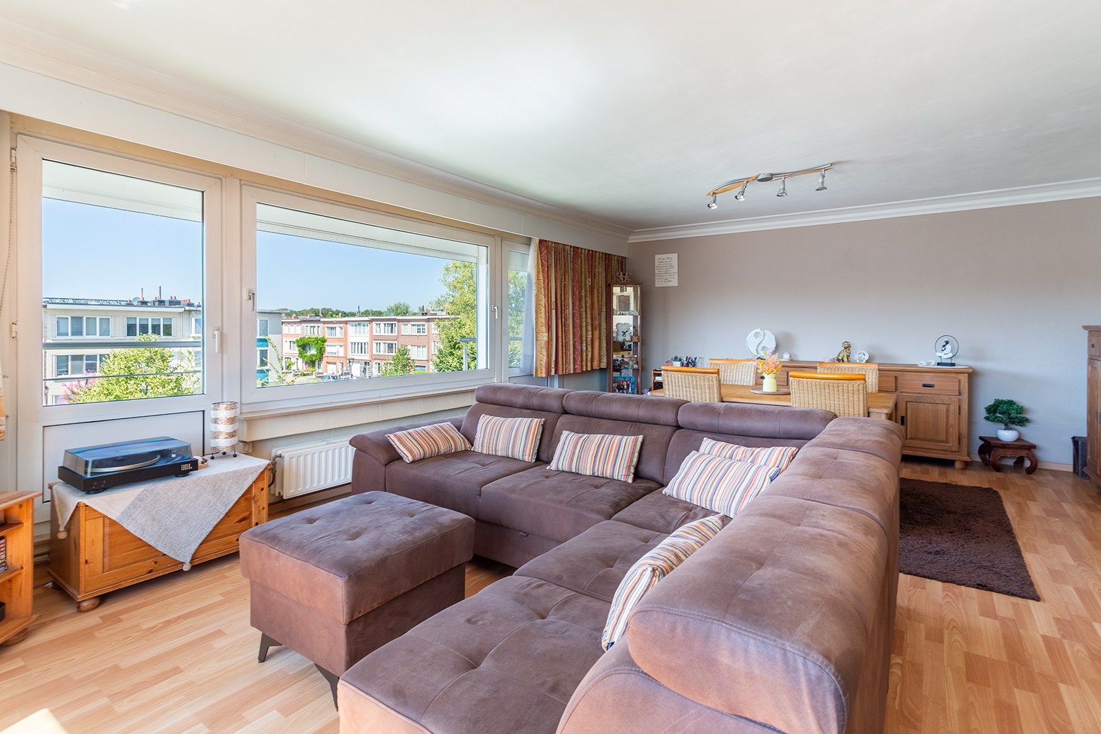 Instapklaar hoekappartement met veel lichtinval op een rustig pleintje foto 4