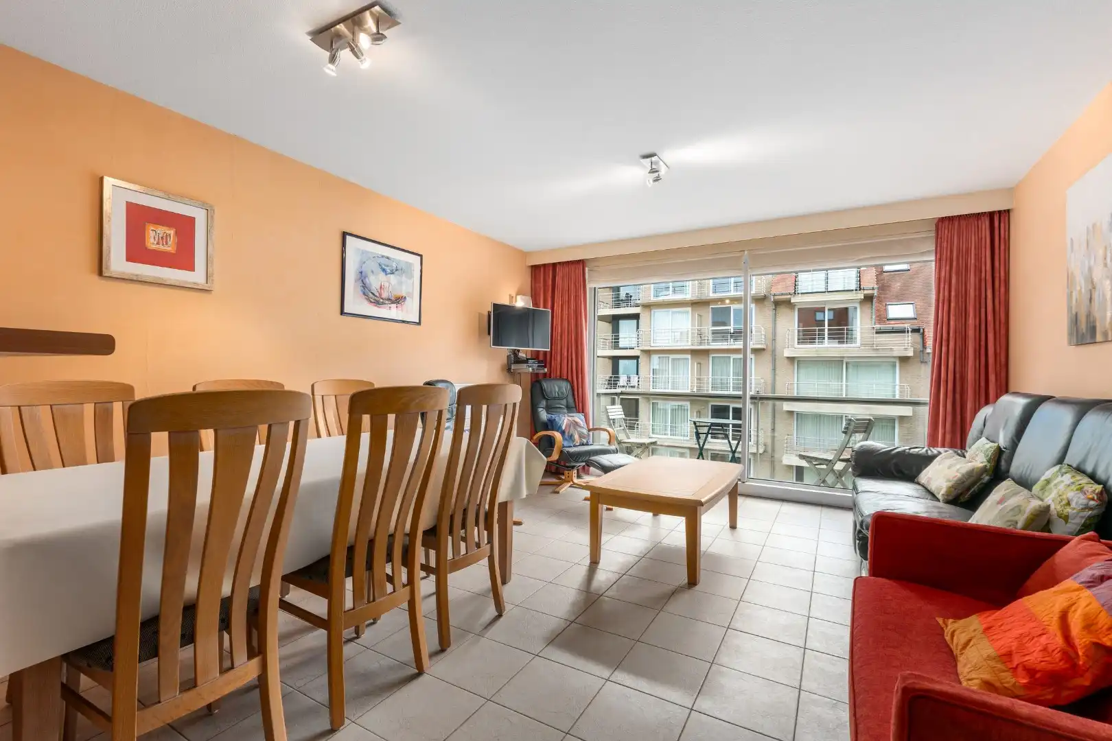 Modern gemeubeld 2 slaapkamerappartement met garage TE KOOP foto 21