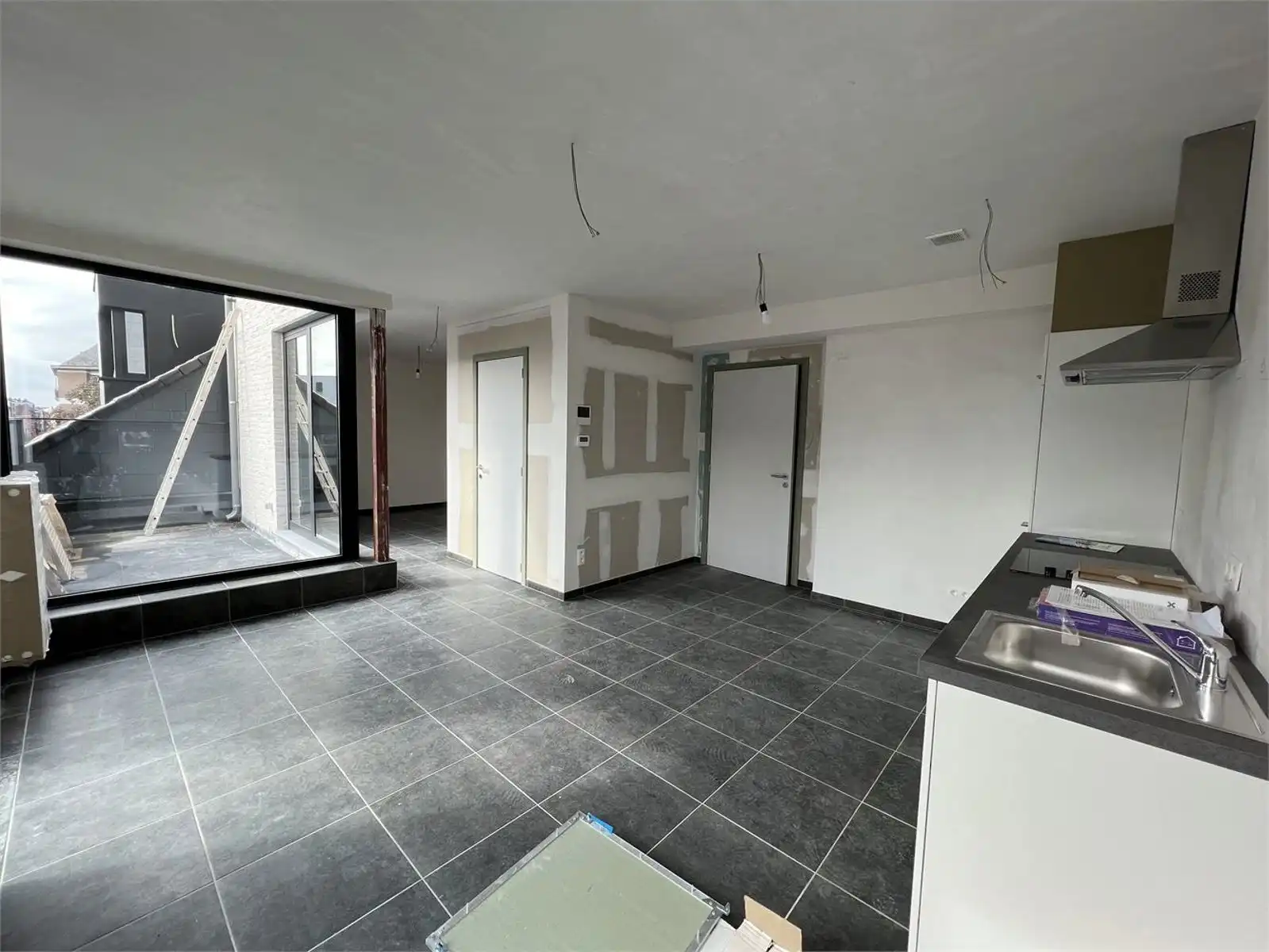 Zeer ruime nieuwbouw studio met slaaphoek, terras en ruime ondergrondse autostaanplaats te huur in het centrum van Leuven foto 6