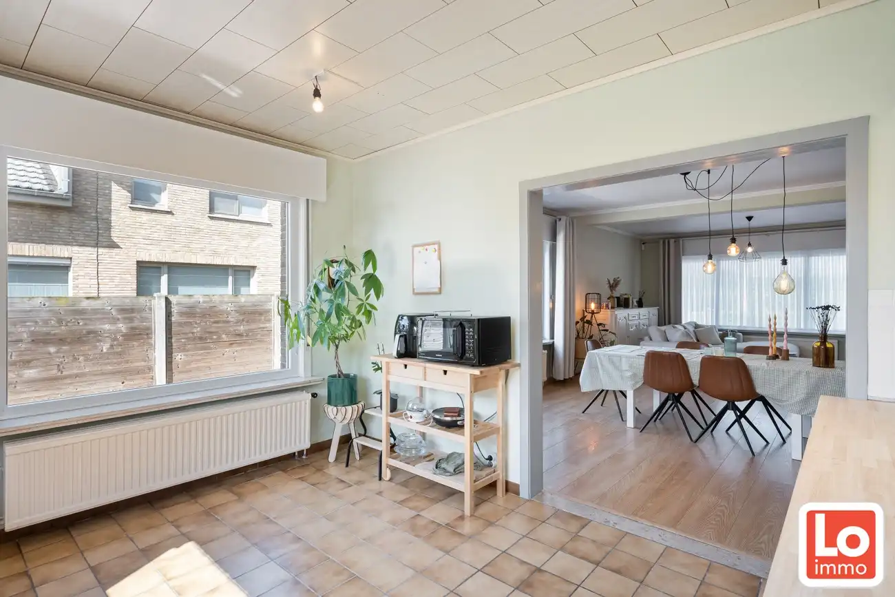 Instapklare halfopen woning met afzonderlijke garage op toplocatie in hartje Lochristi! foto 5