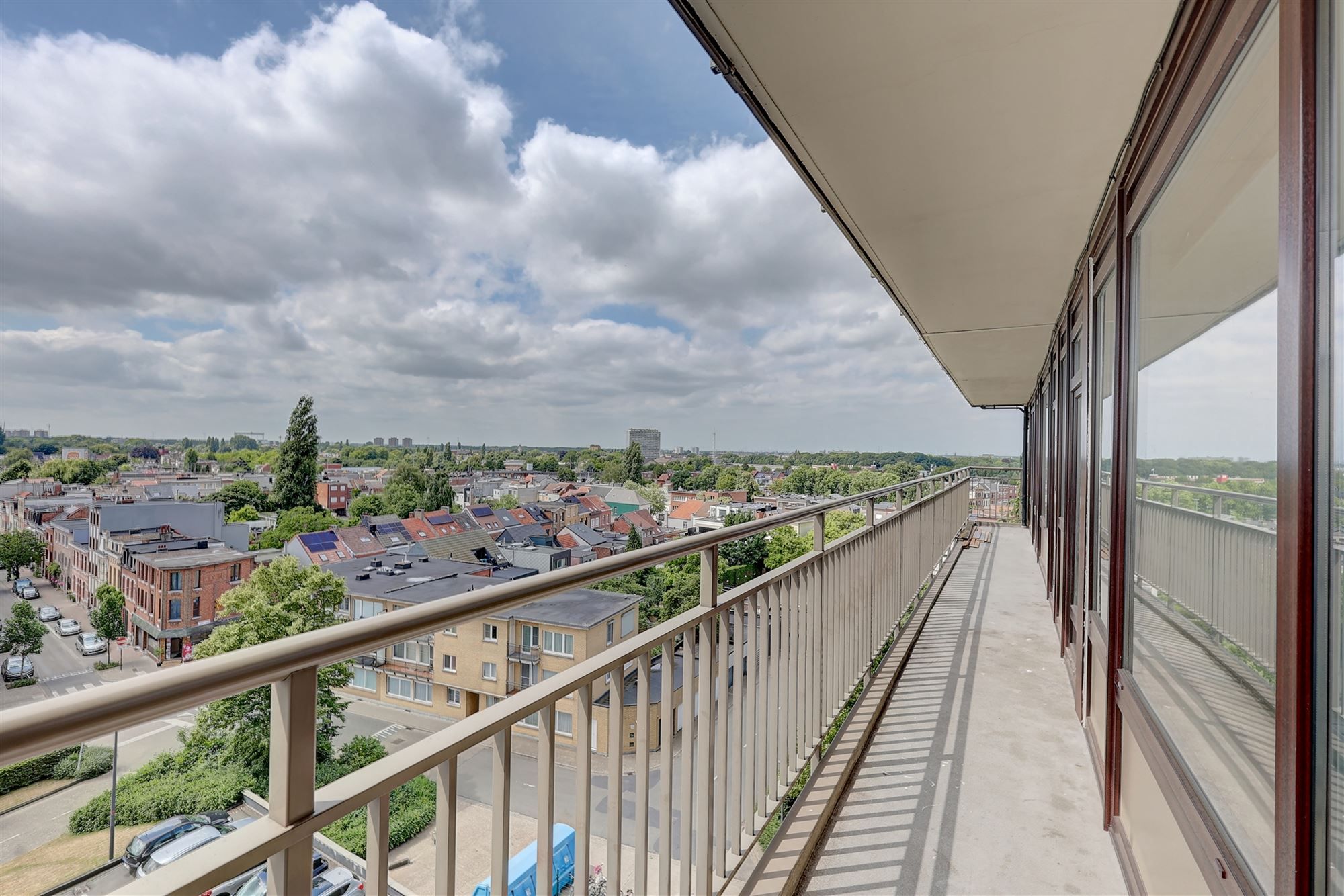 Gerenoveerd appartement met drie slaapkamers en terras in Wilrijk foto 4