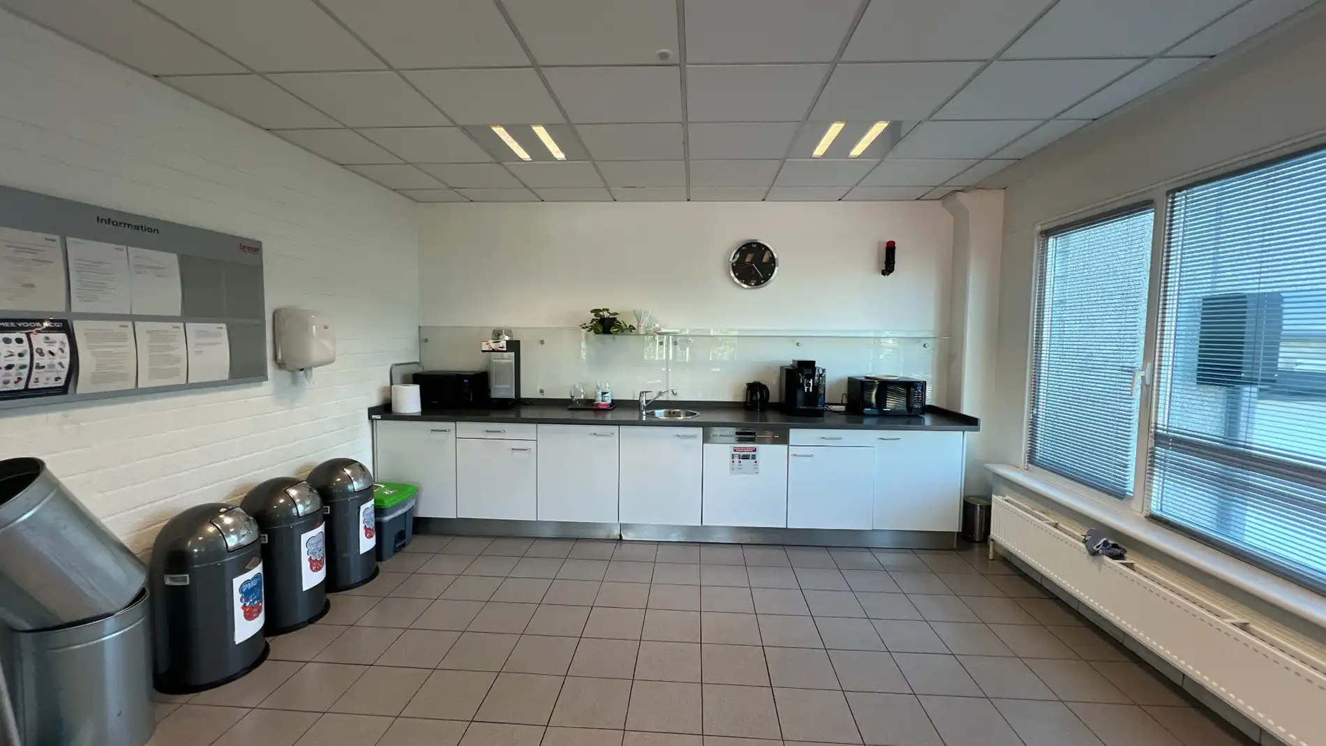 Loods met kantoren te huur in haven van Gent foto 16