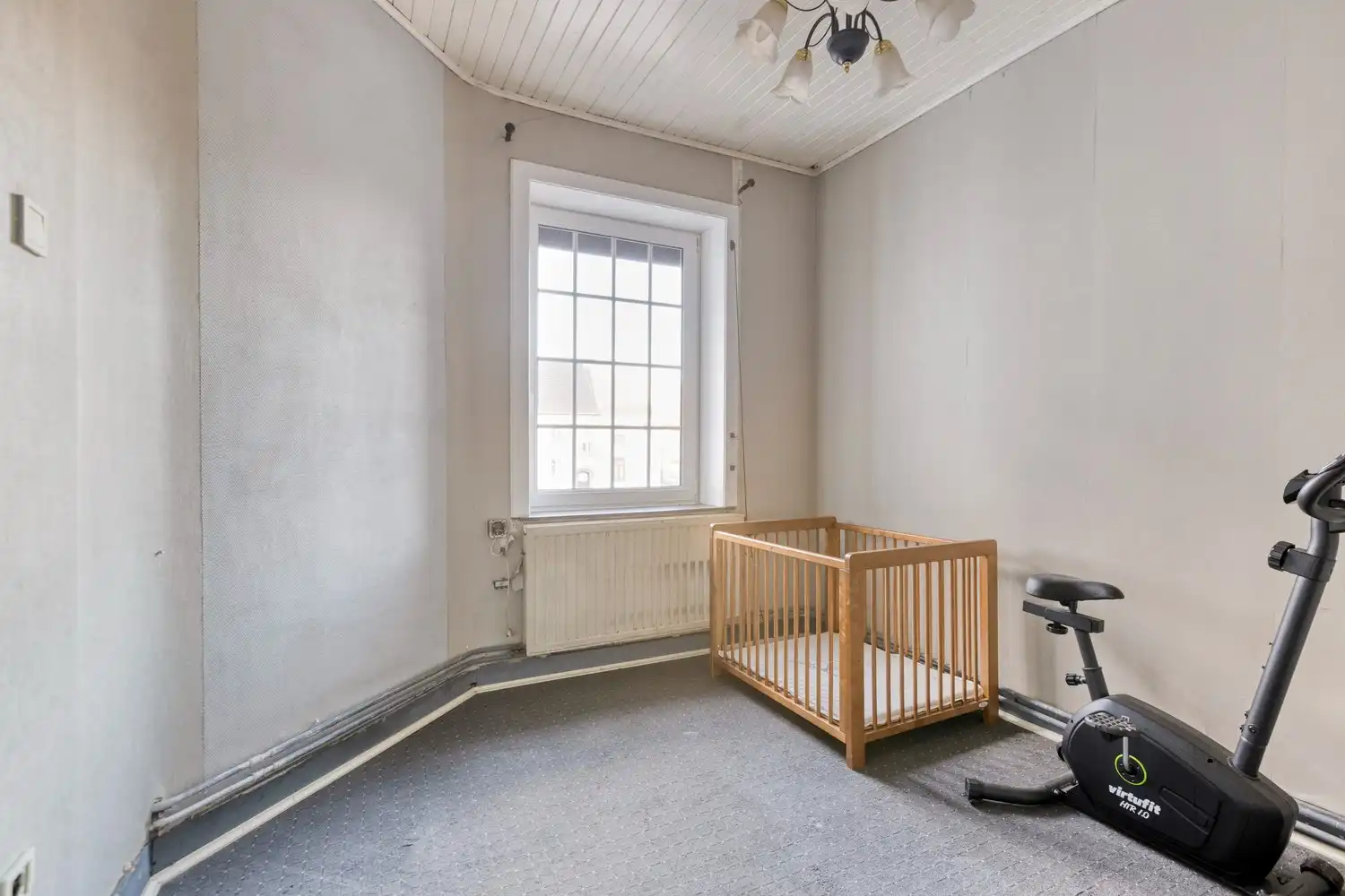 Te renoveren rijwoning met veel potentieel in hartje Genk foto 14