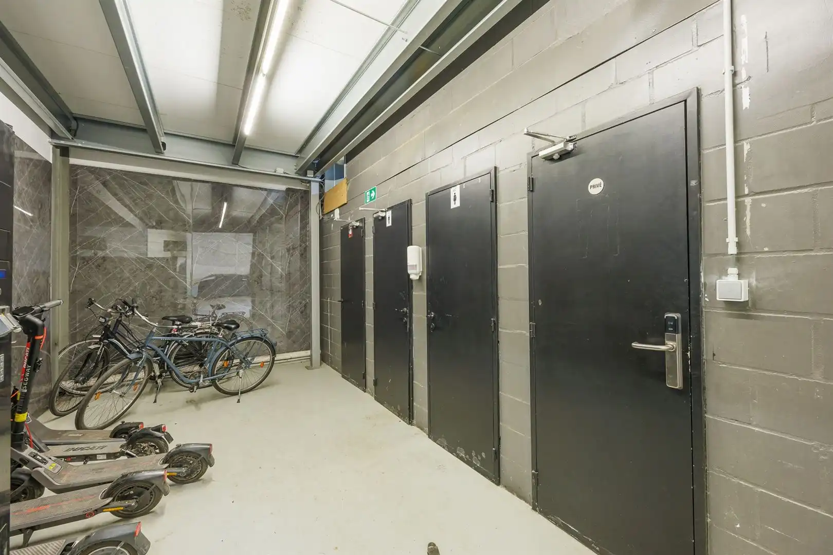 KMO-unit met kantoor en parking foto 18