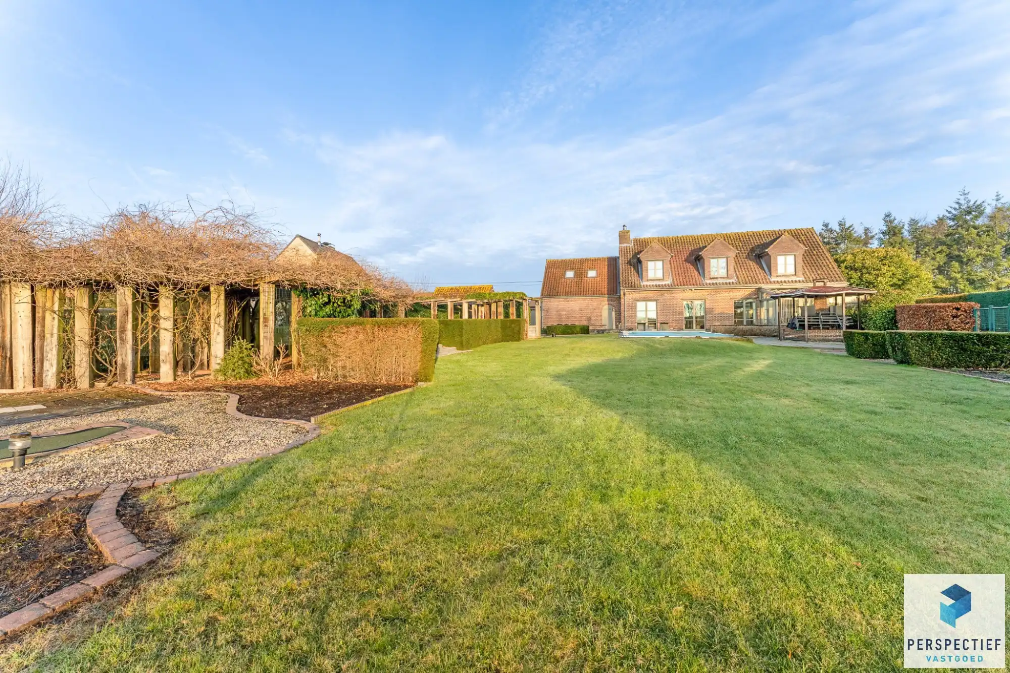 Landelijk gelegen villa met handelsruimte en buitenzwembad op 1370 m² foto 3