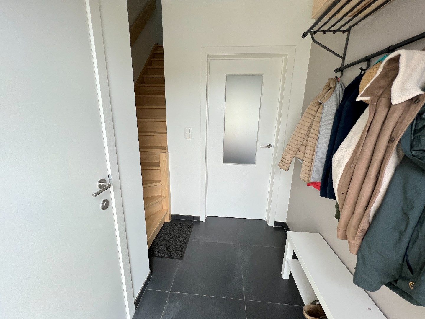 HALFOPEN WONING MET 3 SLAAPKAMERS, TUIN EN POLYVALENTE RUIMTE foto 4