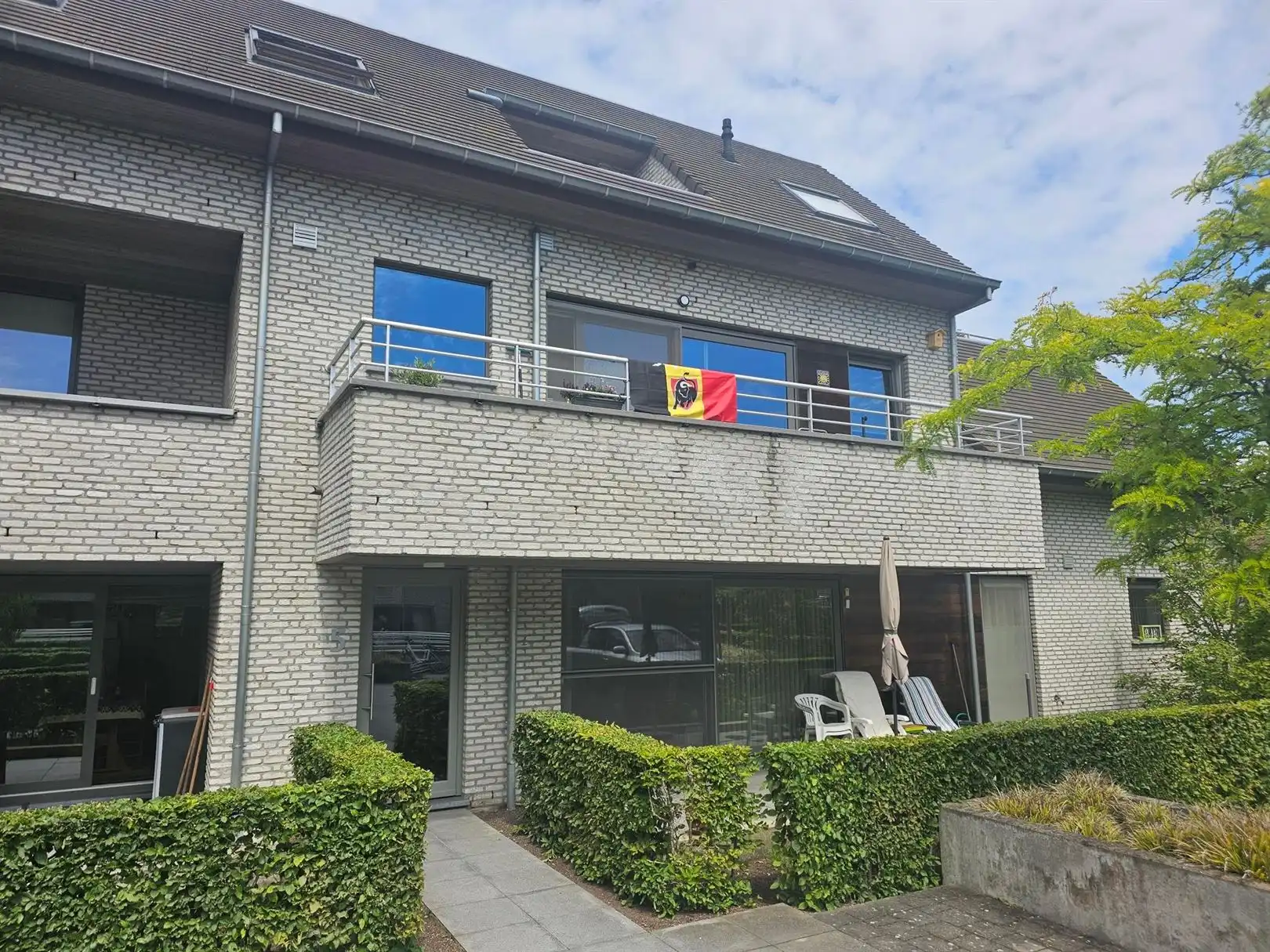 Ruim gelijkvloersappartement met groot terras en 2 slaapkamers. foto 2