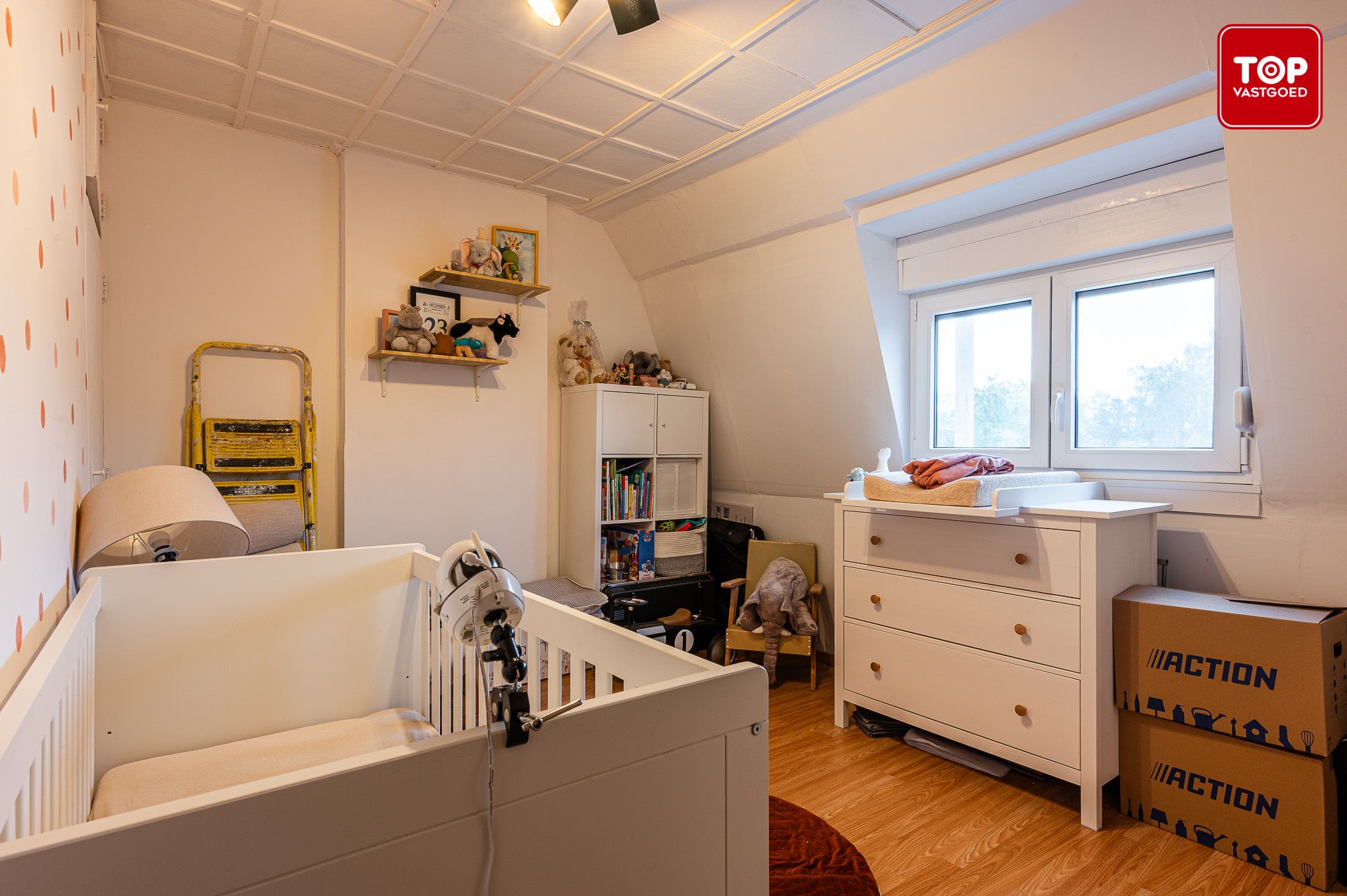 Gezellige woning met moderne keuken en grote tuin foto 17