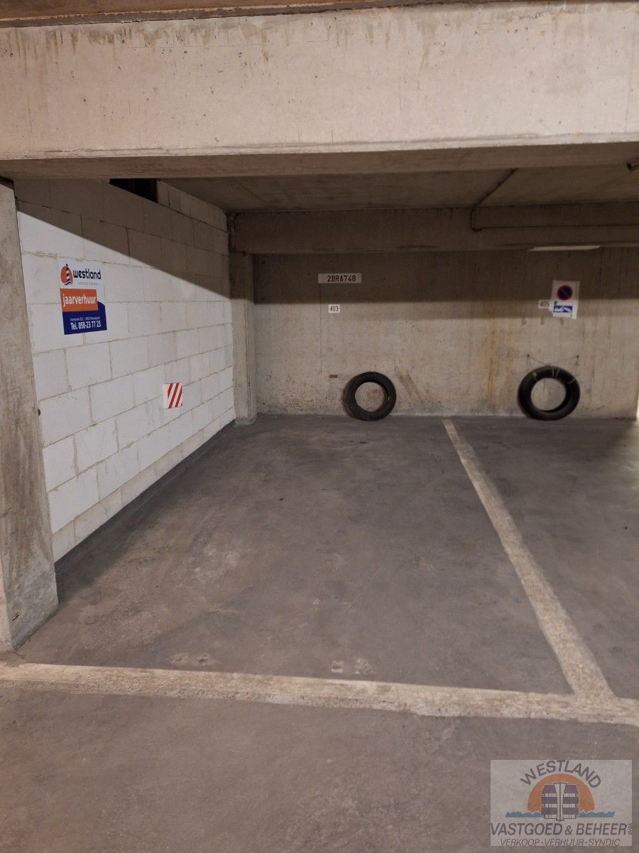 Nette parkeerplaats in afgesloten ondergrondse garage foto {{pictureIndex}}