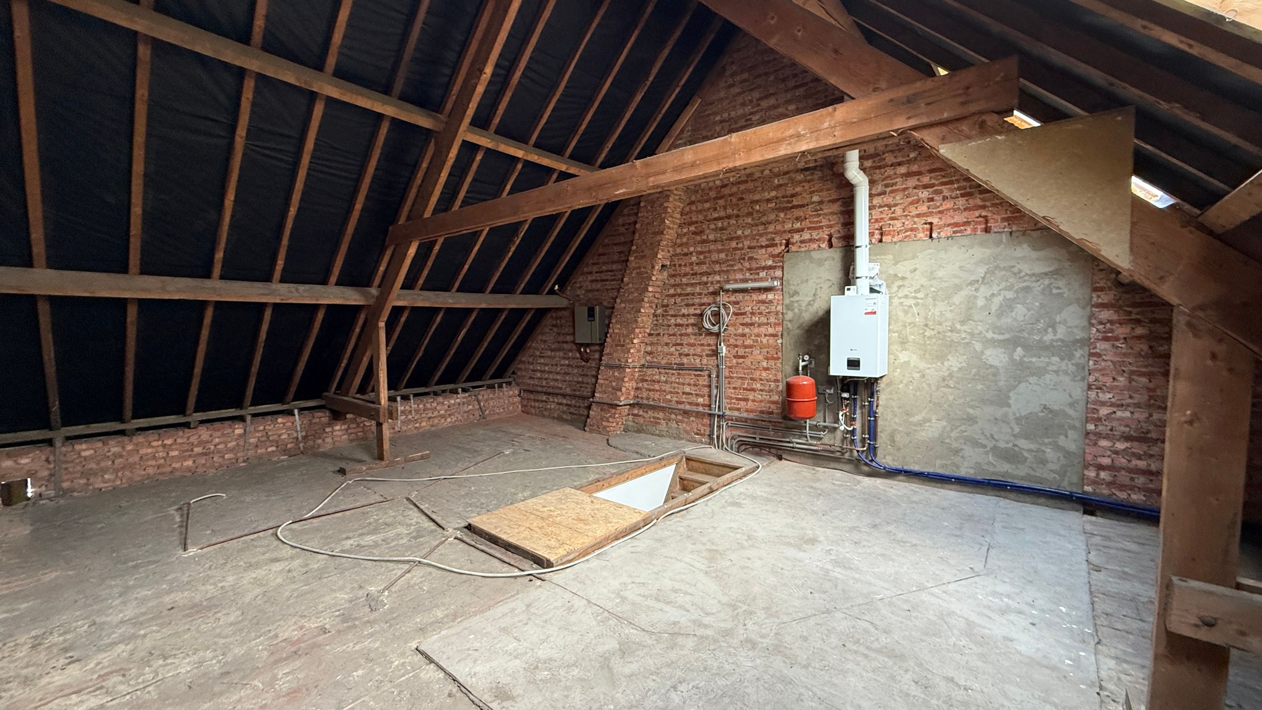 Gedeeltelijk gerenoveerde rijwoning op toplocatie foto 13