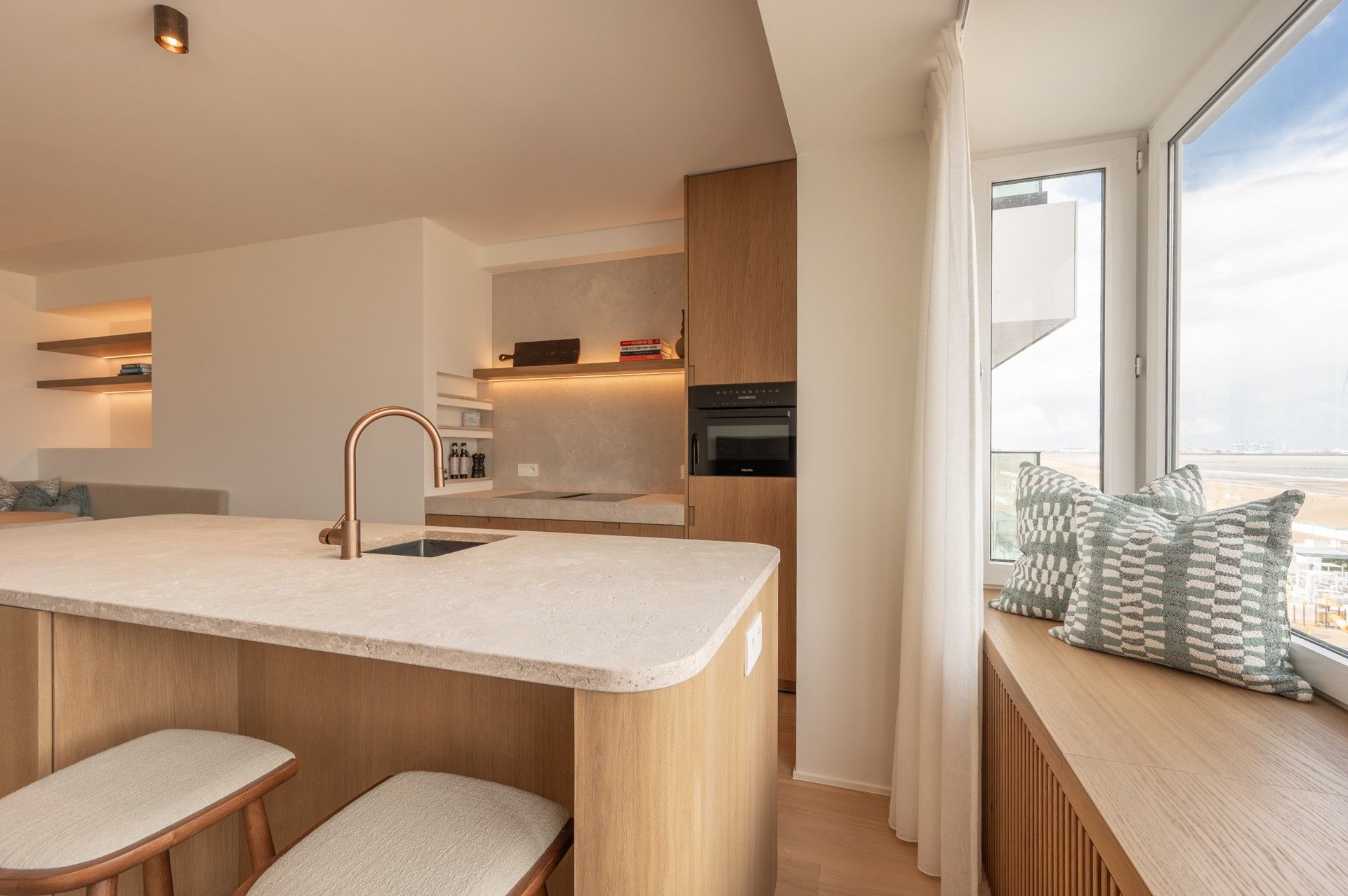 Gemeubeld: verfijnd gerenoveerd appartement op de zeedijk vlakbij het Rubensplein te Knokke! foto 4