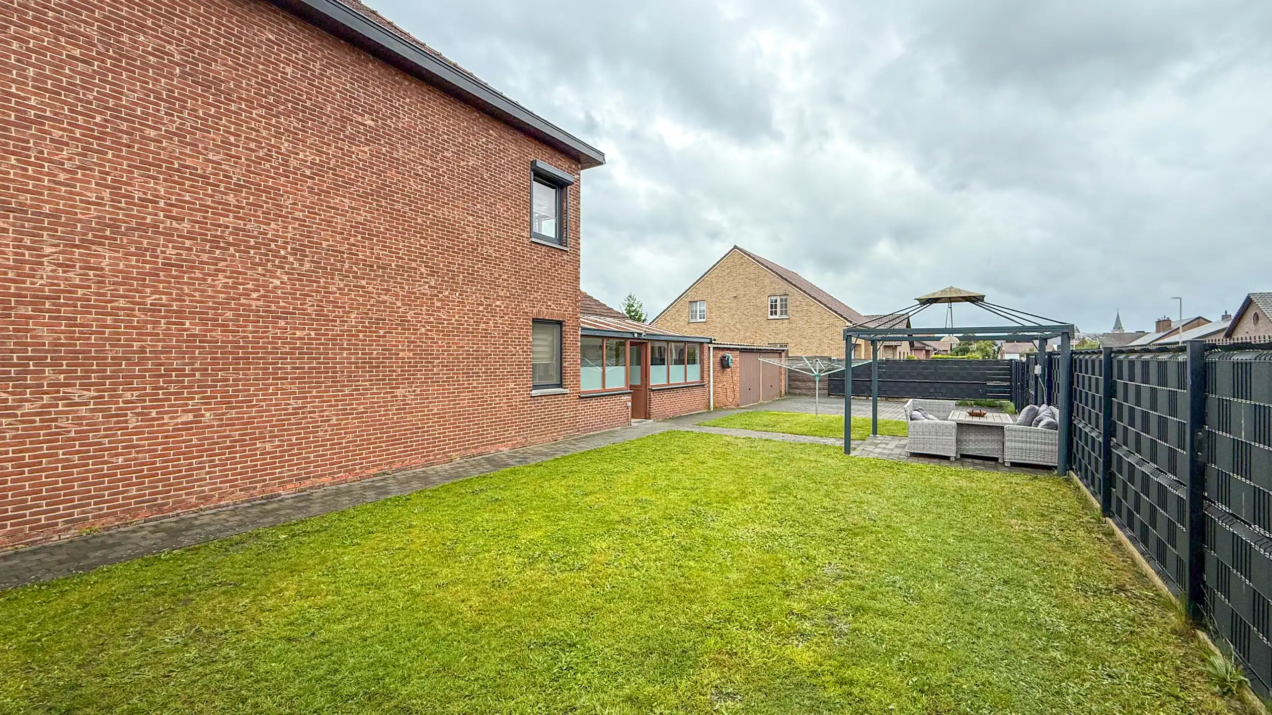 Halfopen woning met tuin en dubbele garage in H-Z! foto 10