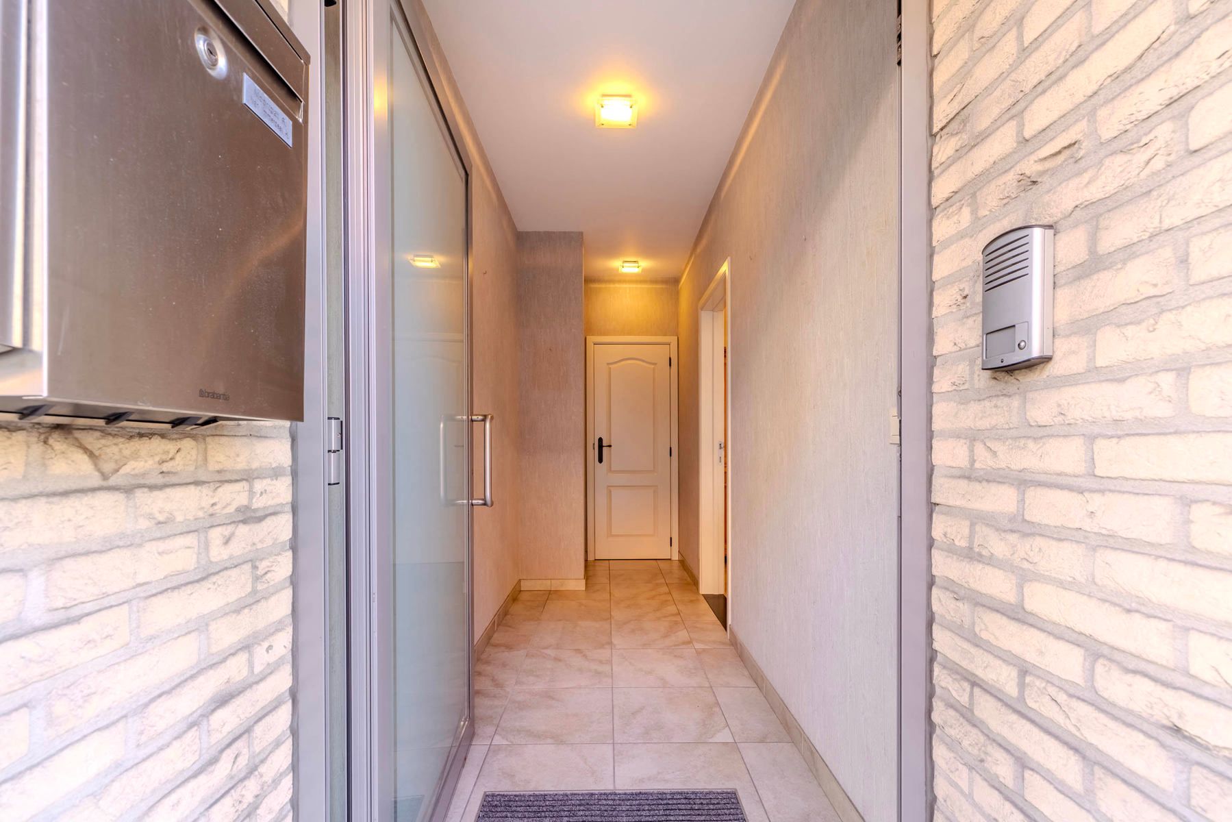 GLV app (132m²) met 2slpk, terras, garagebox en kelder foto 2