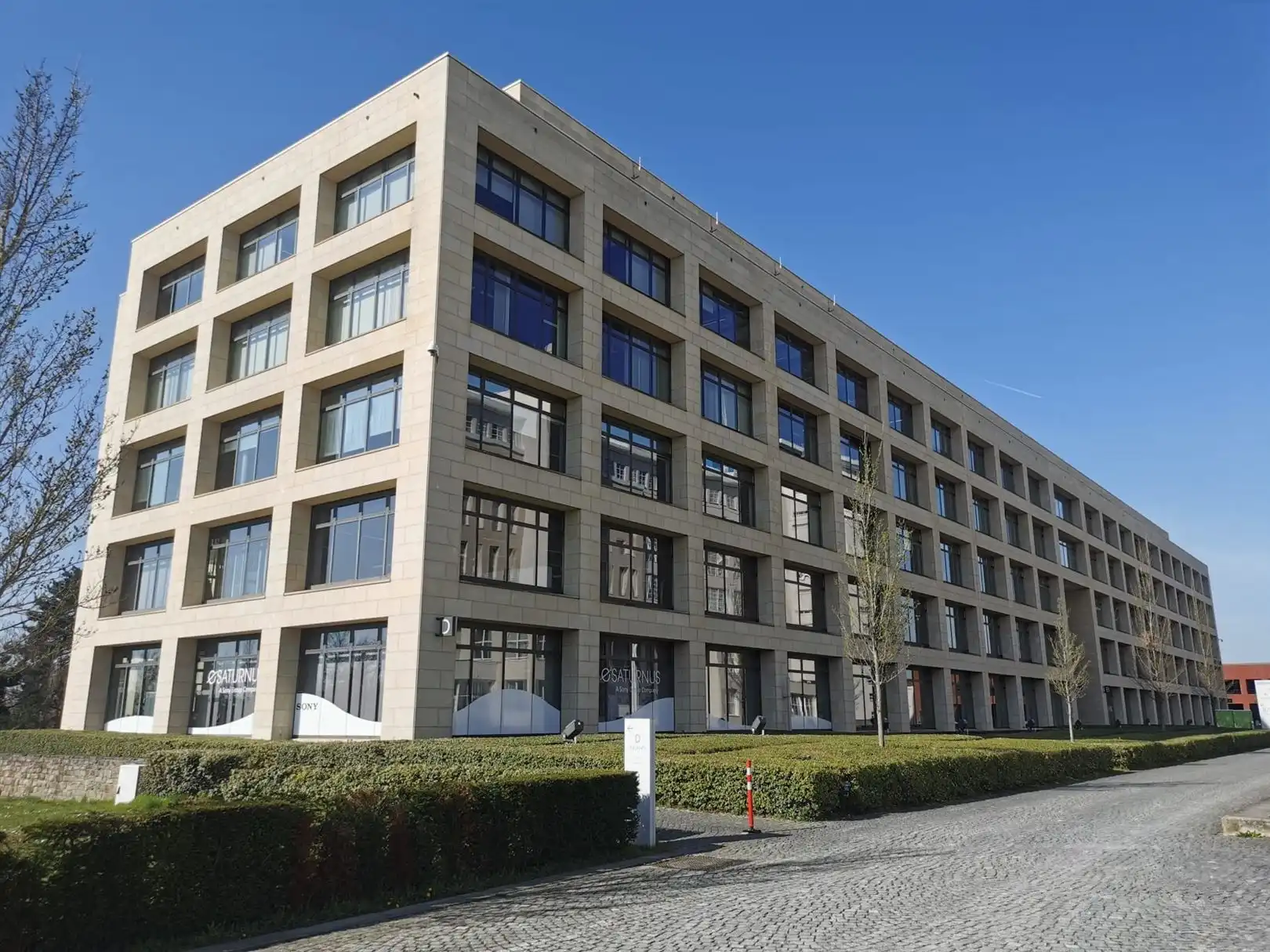 Kantoorcomplex aan de stadsrand van Leuven foto {{pictureIndex}}