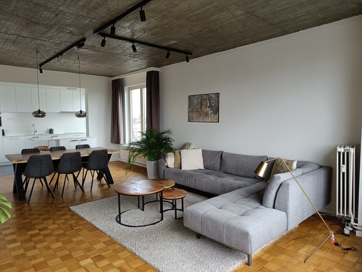 Prachtig, ruim appartement van 110 m² met 3 slaapkamers, gelegen op centrale locatie te Antwerpen! foto {{pictureIndex}}