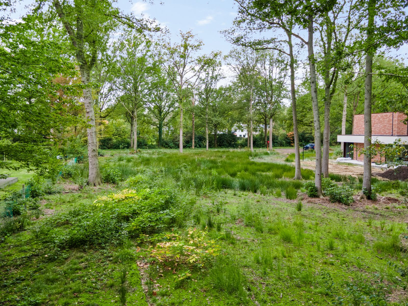 Bouwgrond van 2700 m² gelegen op een residentiële locatie. foto {{pictureIndex}}