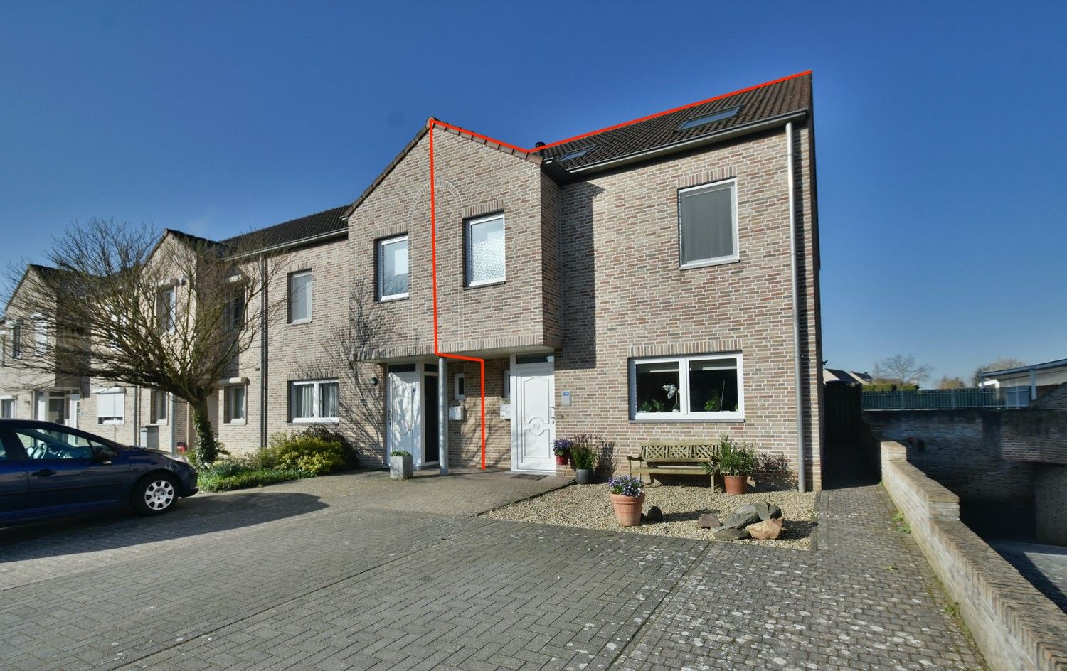 Halfvrijstaande ruime gezinswoning met 5 slaapkamers, zonnepanelen en zonnige stadstuin vlakbij Maastricht foto 2