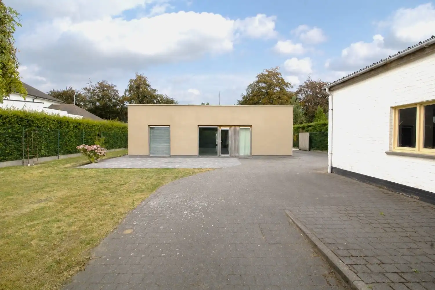 Maldegem | Instapklare praktijk- of kantoorruimte met parking en bijgebouw. foto 3