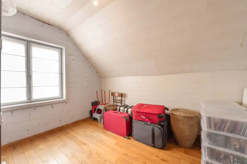 Prachtige alleenstaande instapklare woning met 5 slaapkamers inpandige garage, mooi terras en tuin TE KOOP in hartje Sint-Baafs-Vijve foto 12
