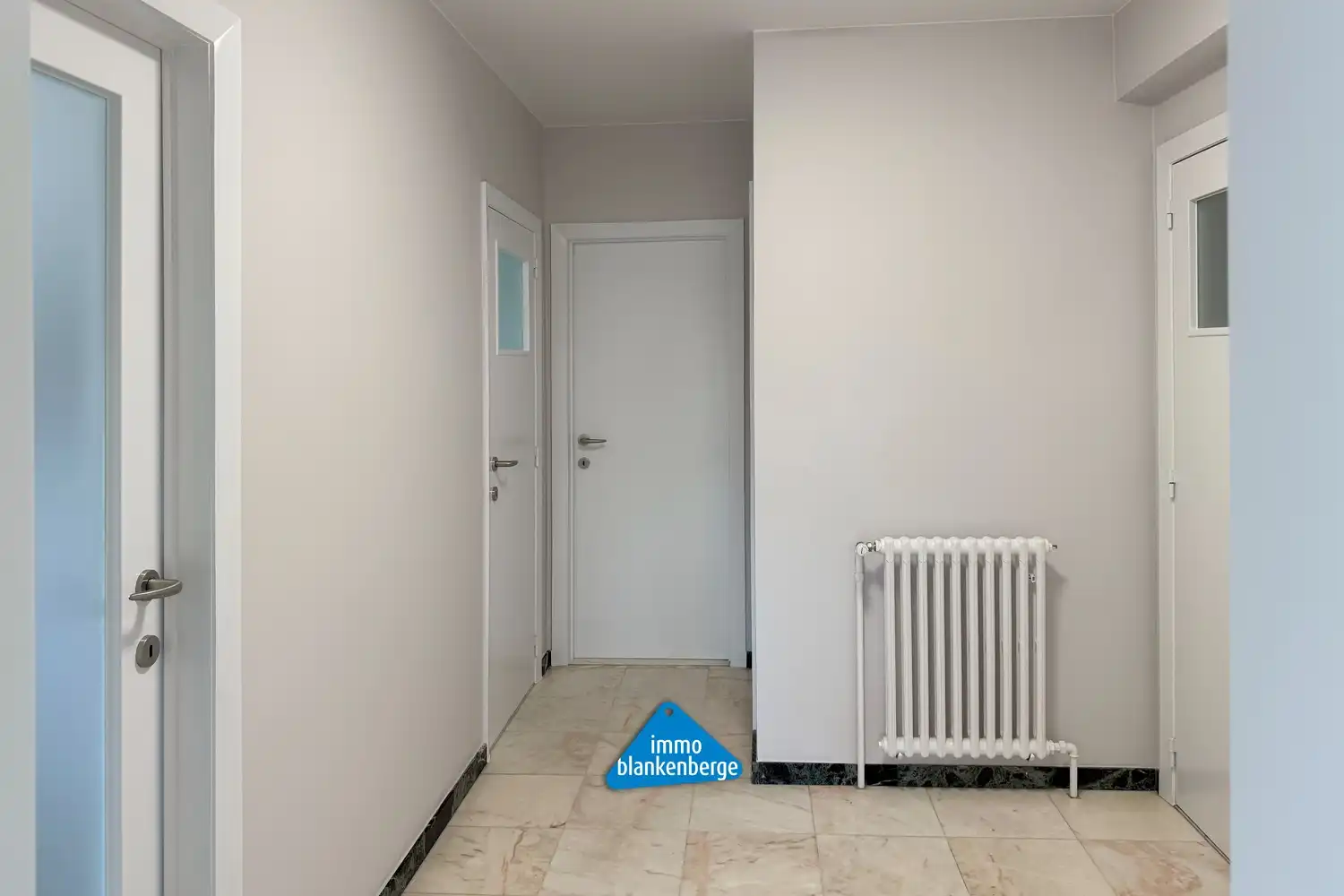 Volledig gerenoveerd ruim 2 slaapkamer appartement foto 12