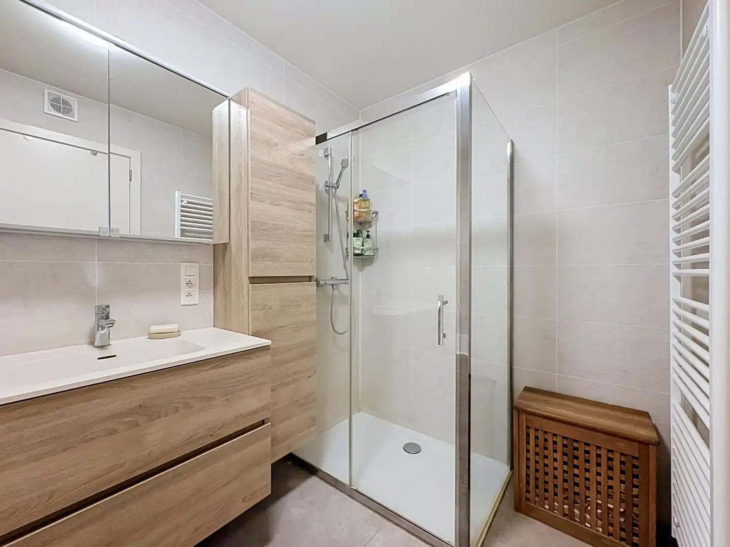 Lichtrijk gelijkvloers appartement met twee tuinen in Kessel-Lo! foto 15