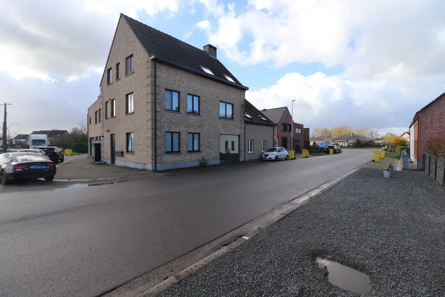 Gelijkvloers appartement met carport en gemeenschappelijke fietsenberging. foto 2