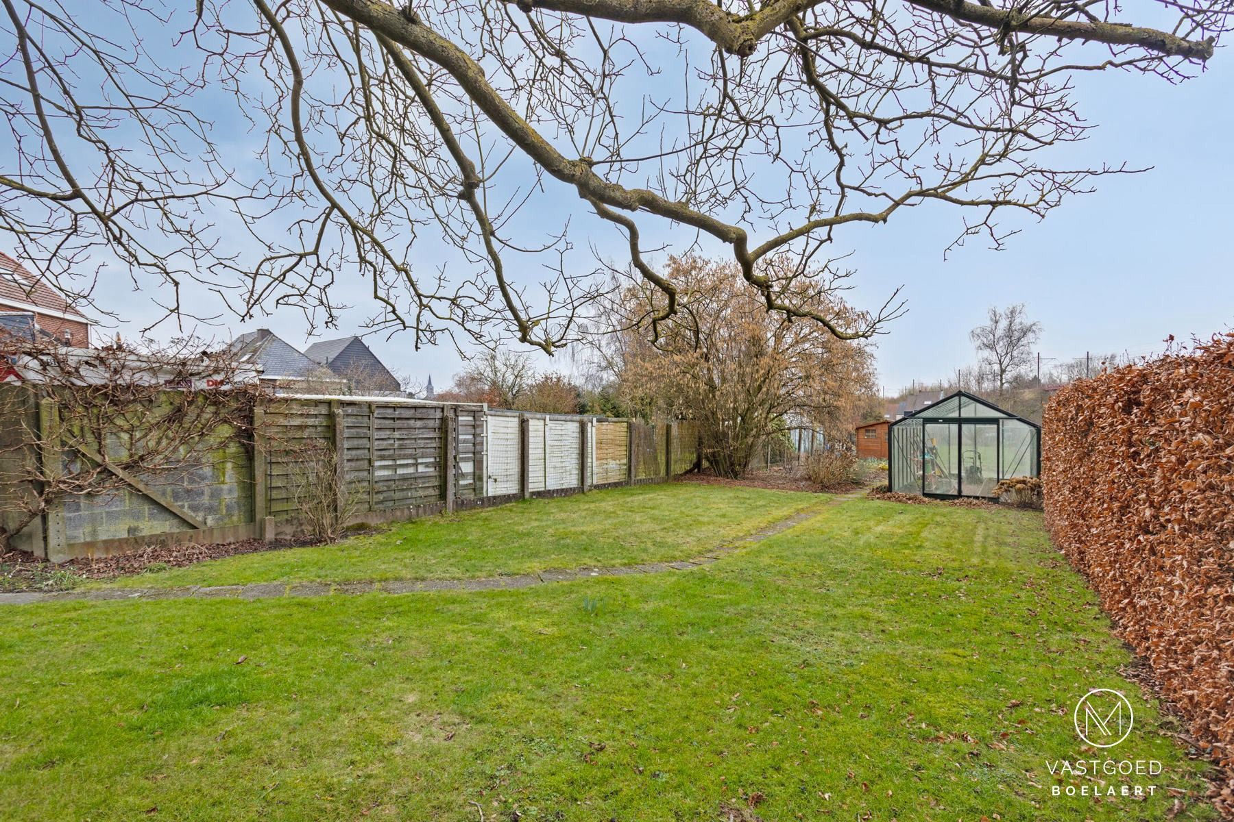 Gezinswoning met grote tuin en garage foto 25