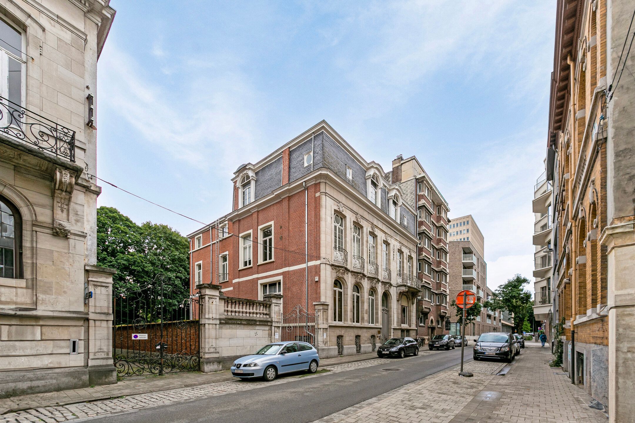 ANTWERPEN - Majestueus gebouw met parking foto 2