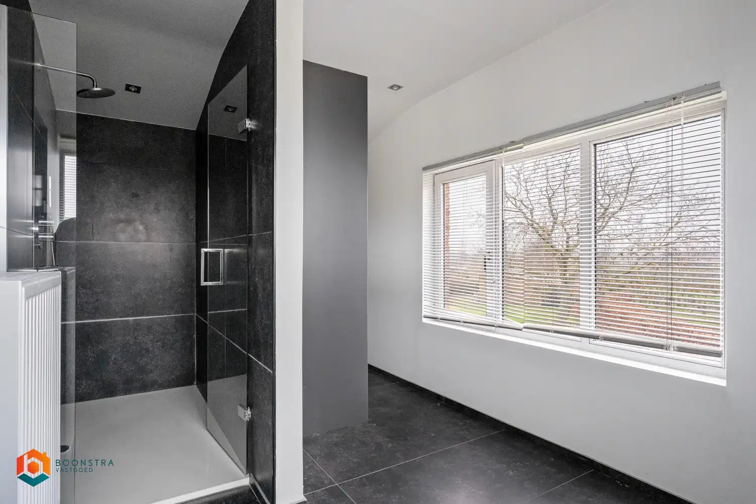 Zonevreemde woning met magazijn te Putte foto 18