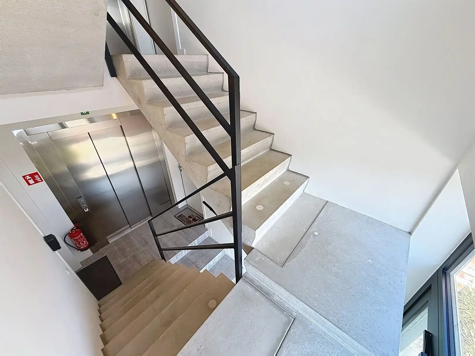 Appartement met 2 slpks, terras, autostaanplaats foto 6