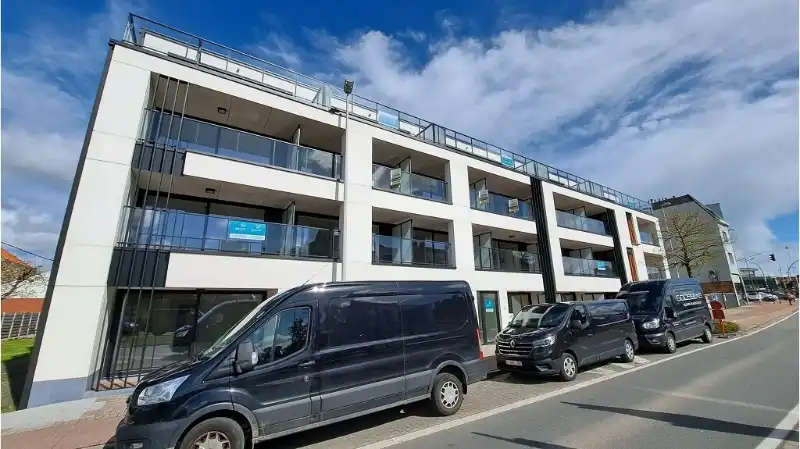Recent 2-slaapkamerappartement met TERRAS en CARPORT te huur in Brugge foto {{pictureIndex}}