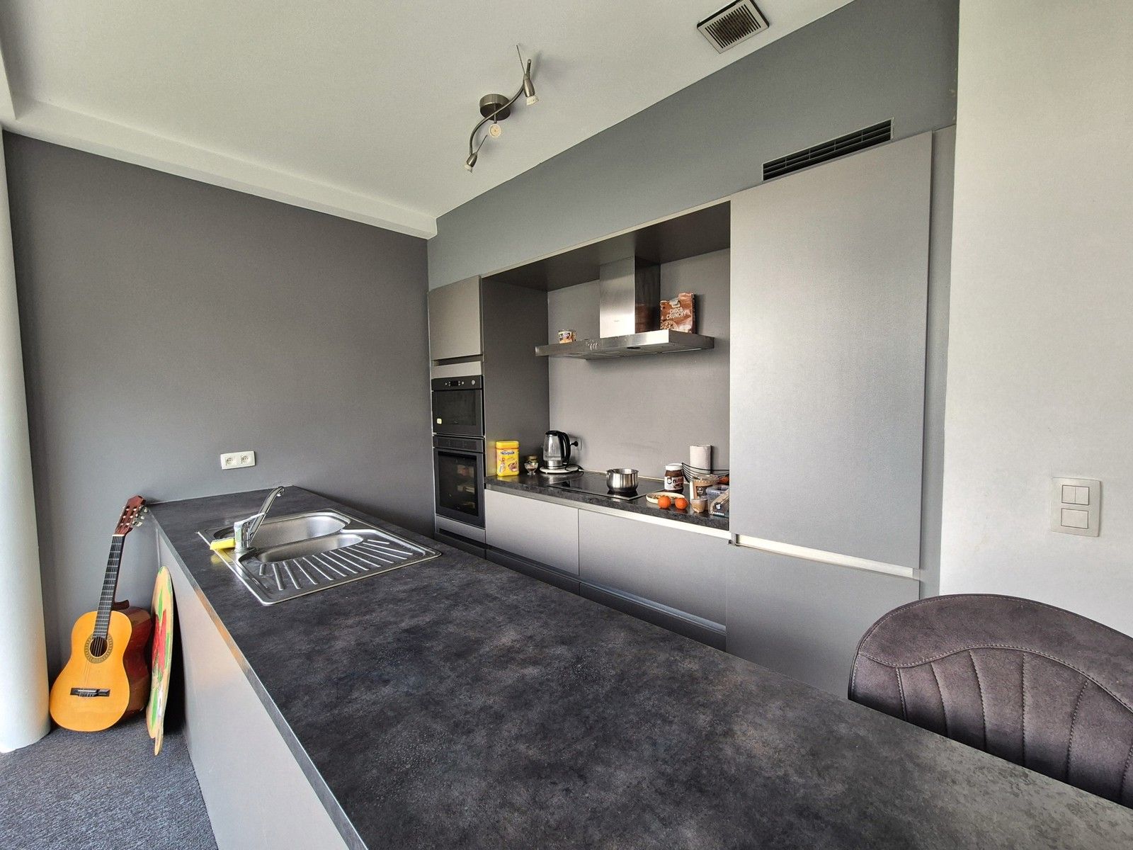 Grote glaspartij naar tuin/terras + recent esthetisch gebouw foto 5